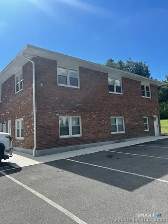 $1,950 | 11 Church Hill Road, Unit 8, Newtown, CT 06470