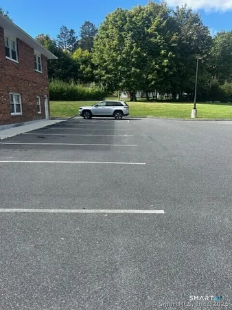 $1,950 | 11 Church Hill Road, Unit 8, Newtown, CT 06470