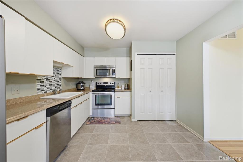 678 Highgate Mews Rochester Hills, MI 48307 - Photo 11 of 40
