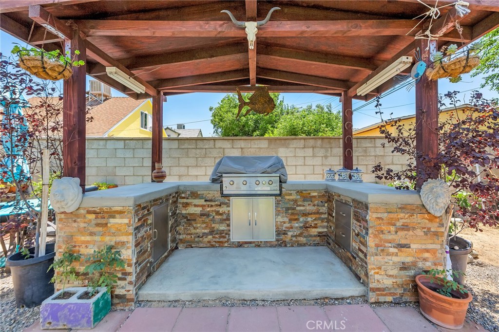 44309 Hardwood Avenue Lancaster, CA 93534 - Photo 25 of 34 Covered bill in bbq with concrete counters