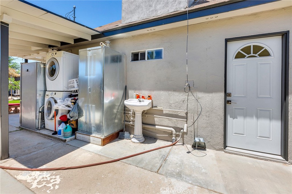 44309 Hardwood Avenue Lancaster, CA 93534 - Photo 28 of 34 laundry on side yard