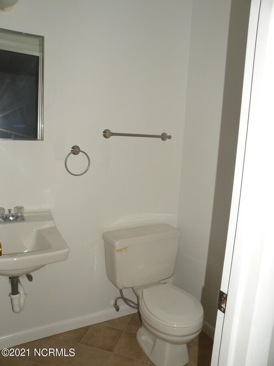 220 Wildwood Road Havelock, NC 28532 - Photo 12 of 14 220 Wildwood MSTR BTH (1)