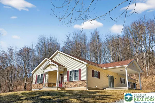 a view of a house with a yard