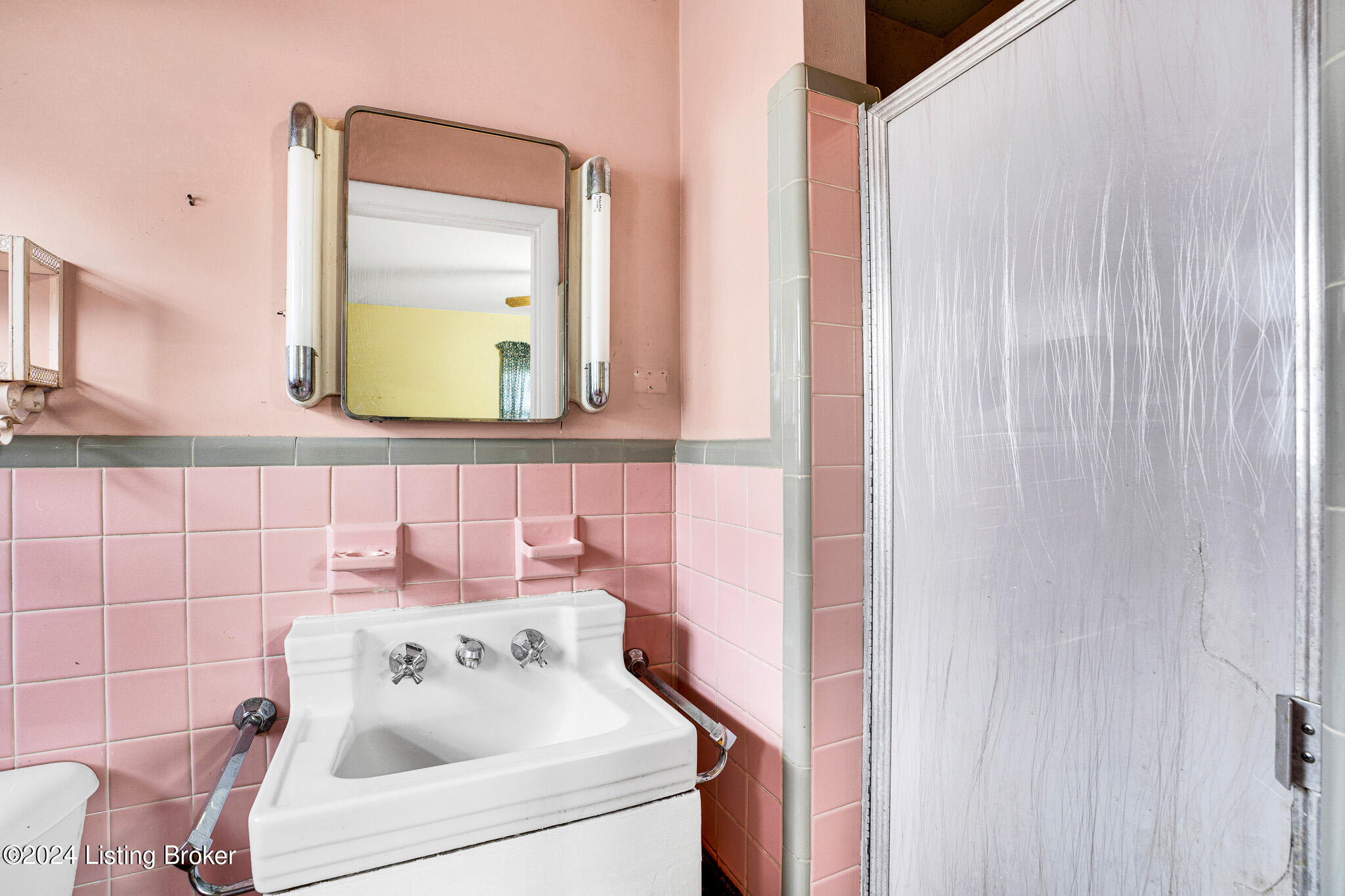 4416 Lincoln Road Louisville, KY 40220 - Photo 21 of 50 Primary Full Bathroom