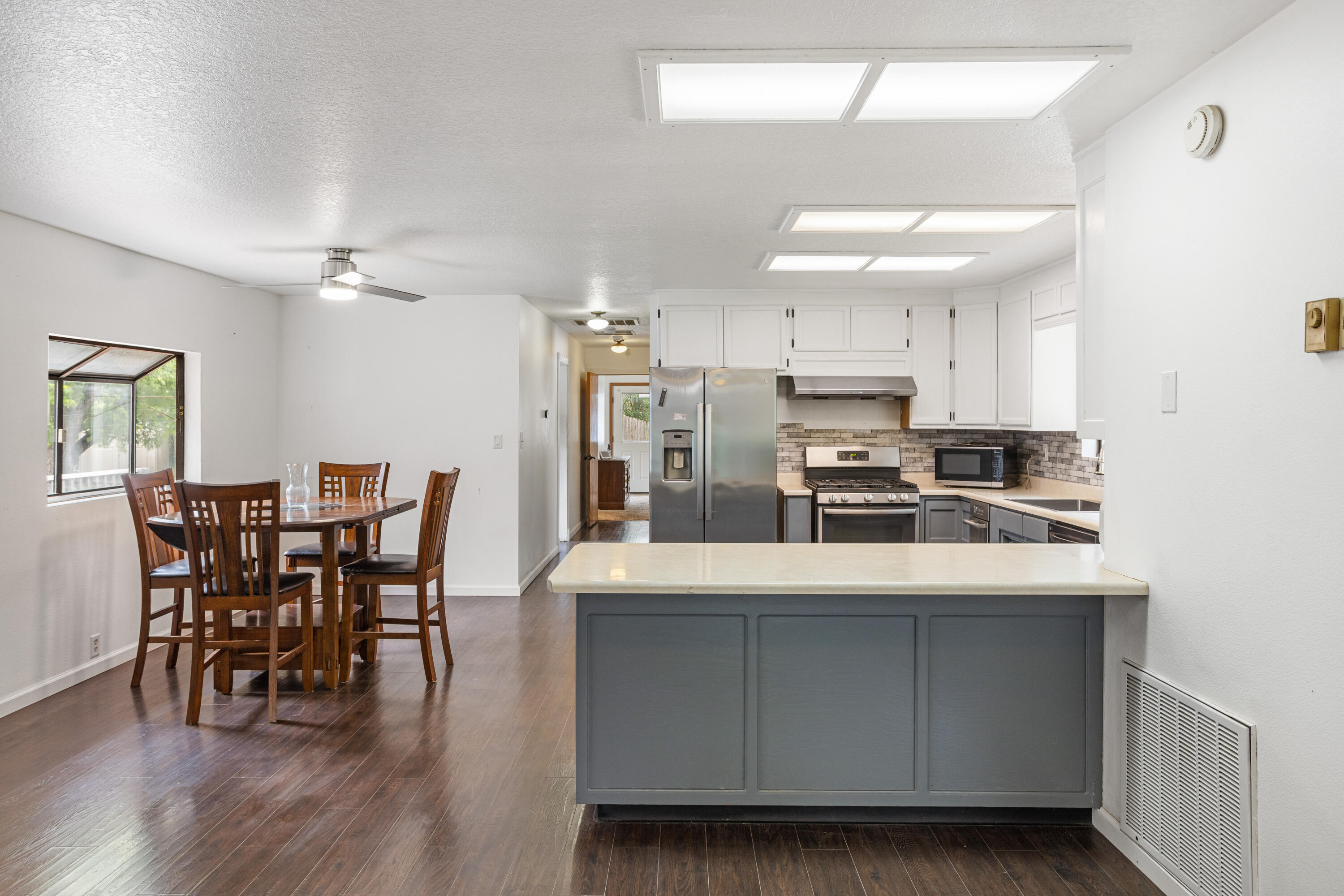 9891 Harley Leighton Road Redding, CA 96003 - Photo 29 of 52 Interior05