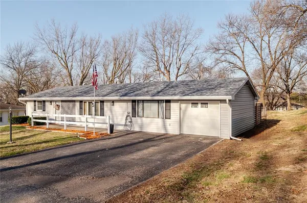 $179,900 | 2208 Millwood Drive, Atchison, KS 66002
