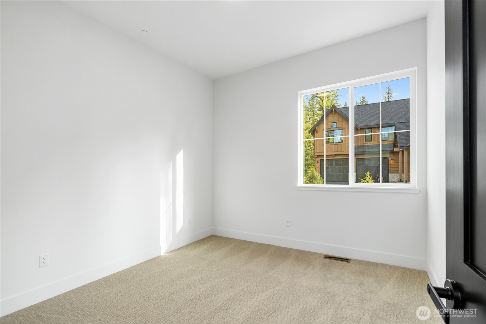 1680 Wanawish Loop Cle Elum, WA 98922 - Photo 20 of 28 an empty room with a window