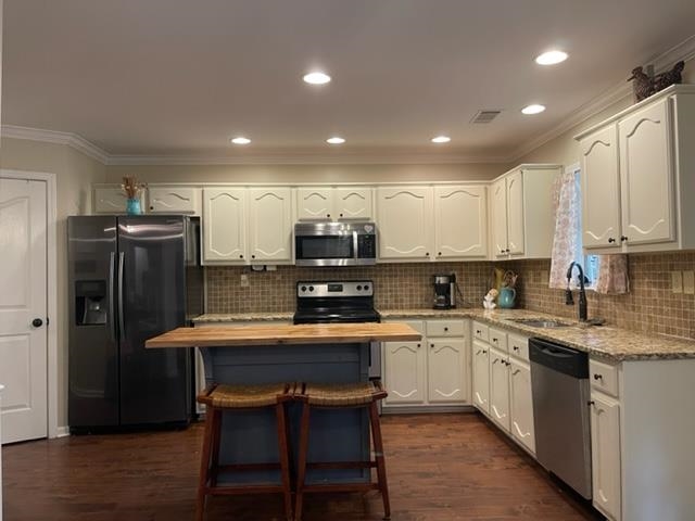 238 Wolf Ridge Cove Collierville, TN 38017 - Photo 10 of 25 a kitchen with stainless steel appliances granite countertop a sink a stove a refrigerator and island with wooden floor