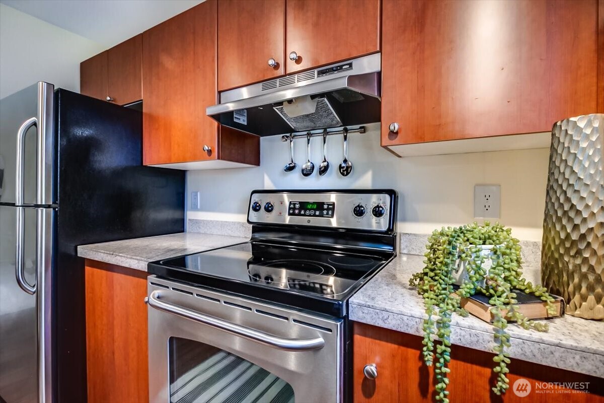 12404 East Gibson Road, Unit D101 Everett, WA 98204 - Photo 6 of 35