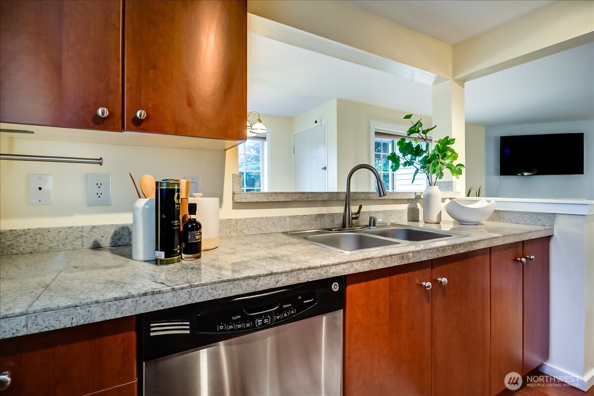 12404 East Gibson Road, Unit D101 Everett, WA 98204 - Photo 6 of 35