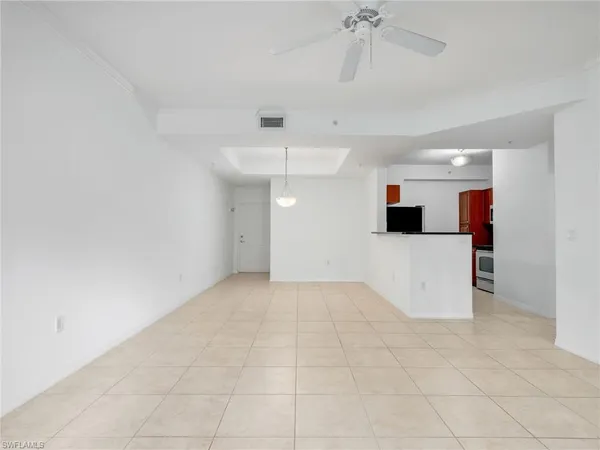 a view of empty room with a ceiling fan