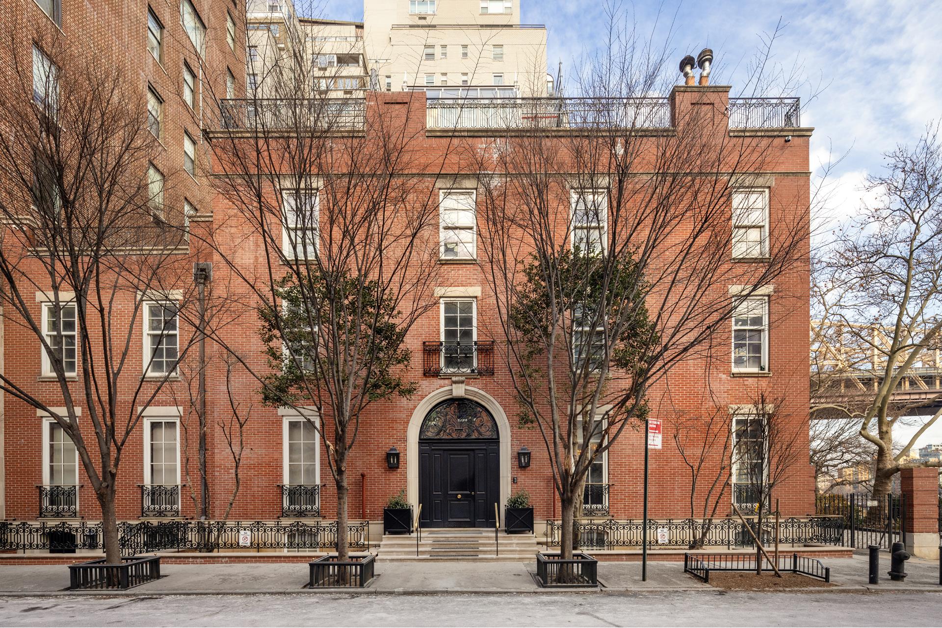 7 Sutton Square Manhattan, NY 10022 - Photo 24 of 30 a view of a building with a street