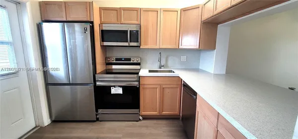 $1,750 | 2200 Park Lane, Unit 302, Hollywood, FL 33021
