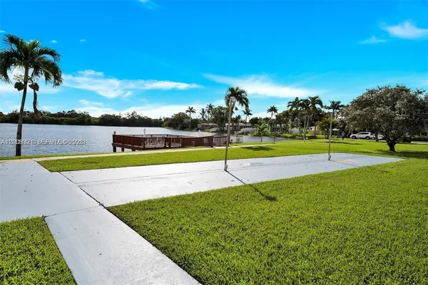 $1,750 | 2200 Park Lane, Unit 302, Hollywood, FL 33021