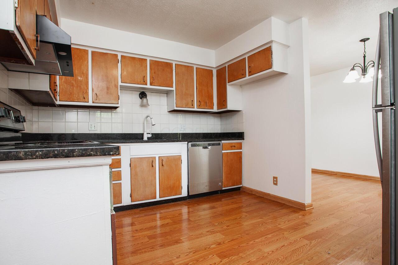 1264 Shady Lane Road Columbus, OH 43227 - Photo 6 of 20 Kitchen