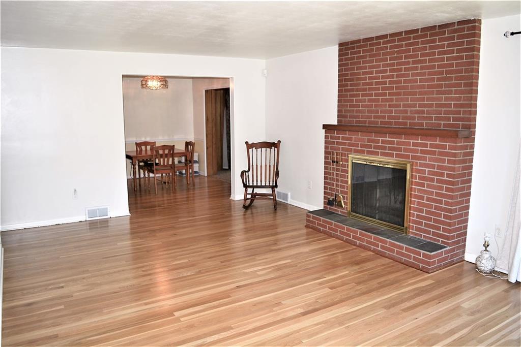 313 Woodcroft Road Economy, PA 15005 - Photo 2 of 23 Living room