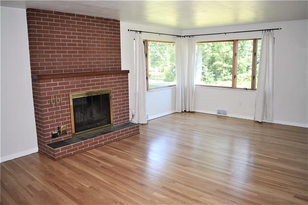 313 Woodcroft Road Economy, PA 15005 - Photo 7 of 23 living room