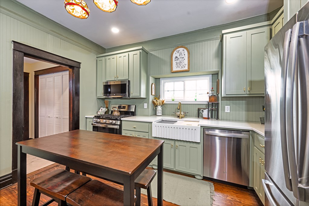 366 Hill Street Murphy, NC 28906 - Photo 16 of 39 a kitchen with a stove a refrigerator and a dining table