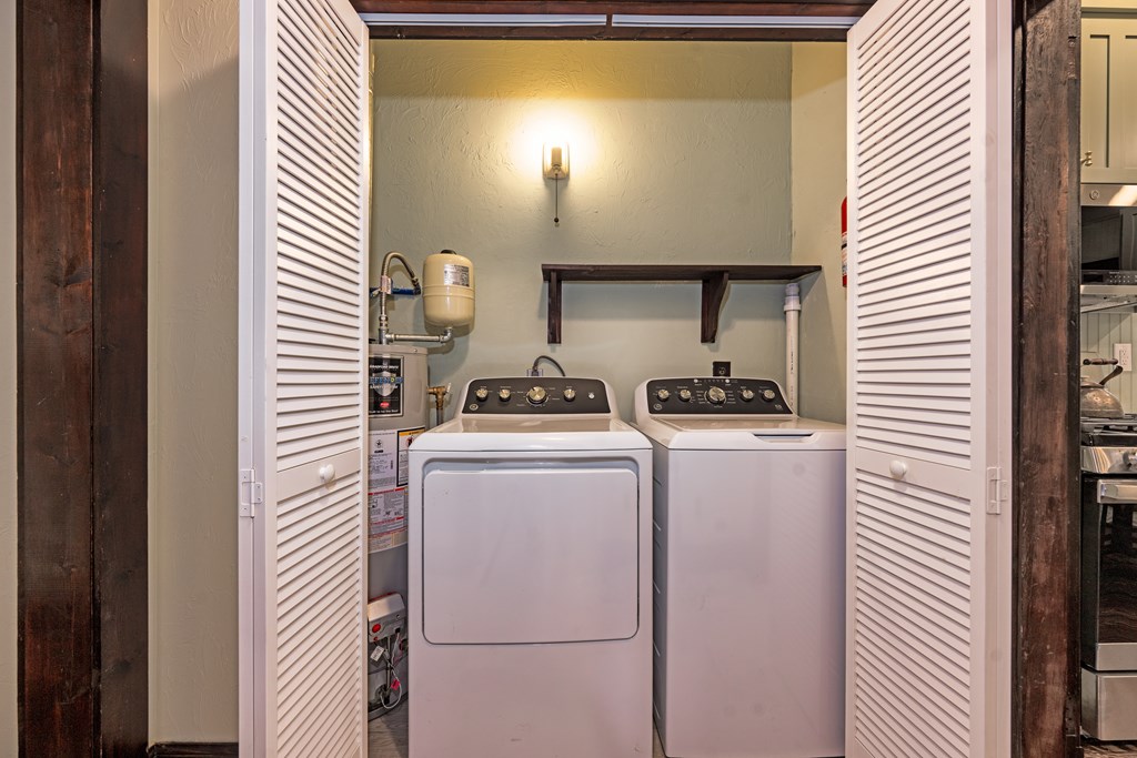 366 Hill Street Murphy, NC 28906 - Photo 18 of 39 a utility room with dryer and washer