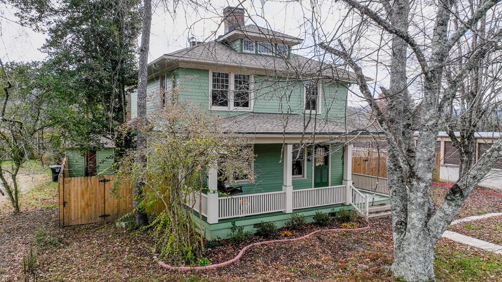 366 Hill Street Murphy, NC 28906 - Photo 5 of 39 a front view of a house with garden
