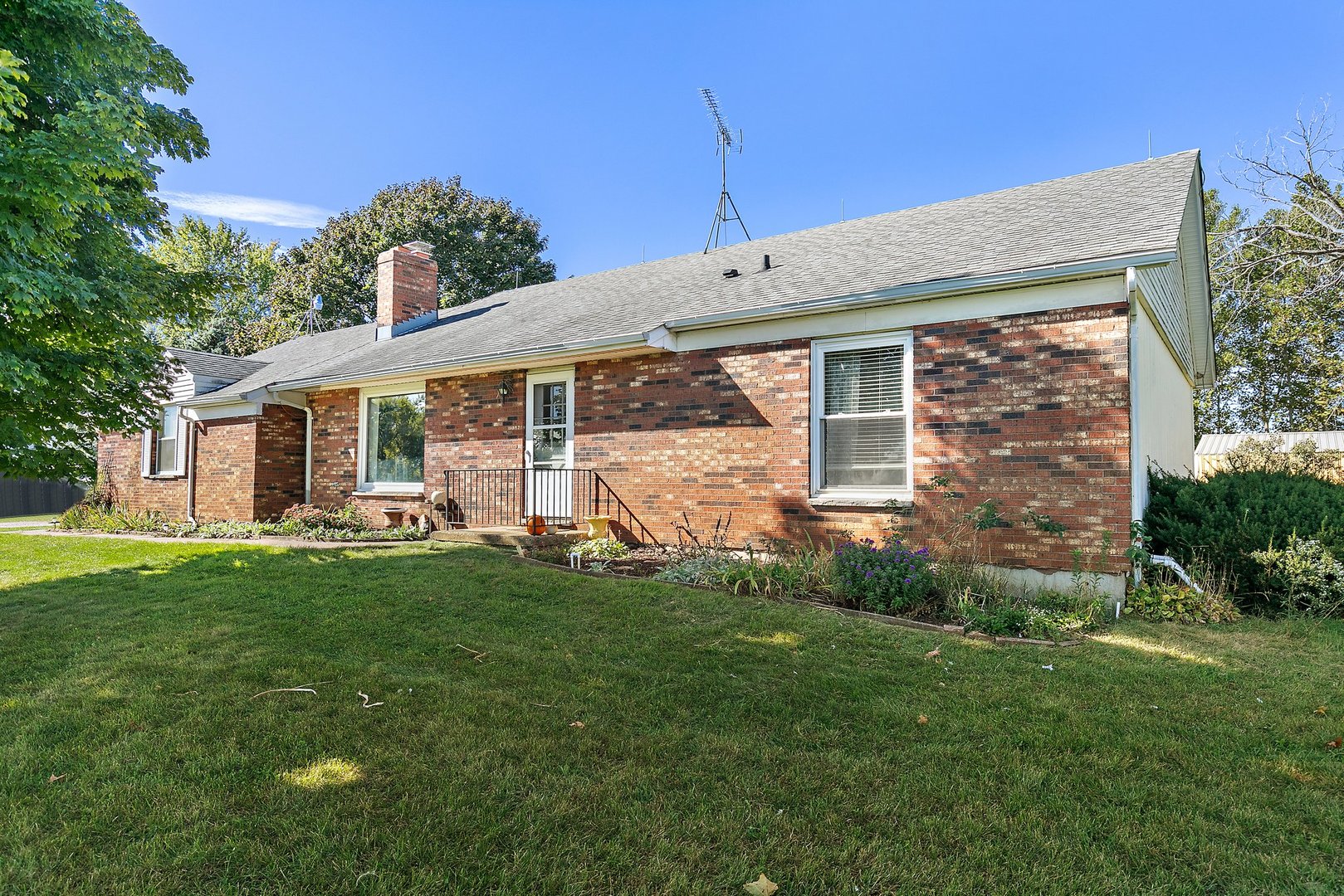 5815 Johnson Road Marengo, IL 60152 - Photo 2 of 30 a front view of a house with a garden