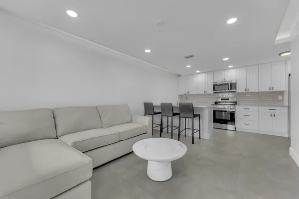 $3,300 | 381 Southeast 15th Avenue, Unit 1, Deerfield Beach, FL 33441