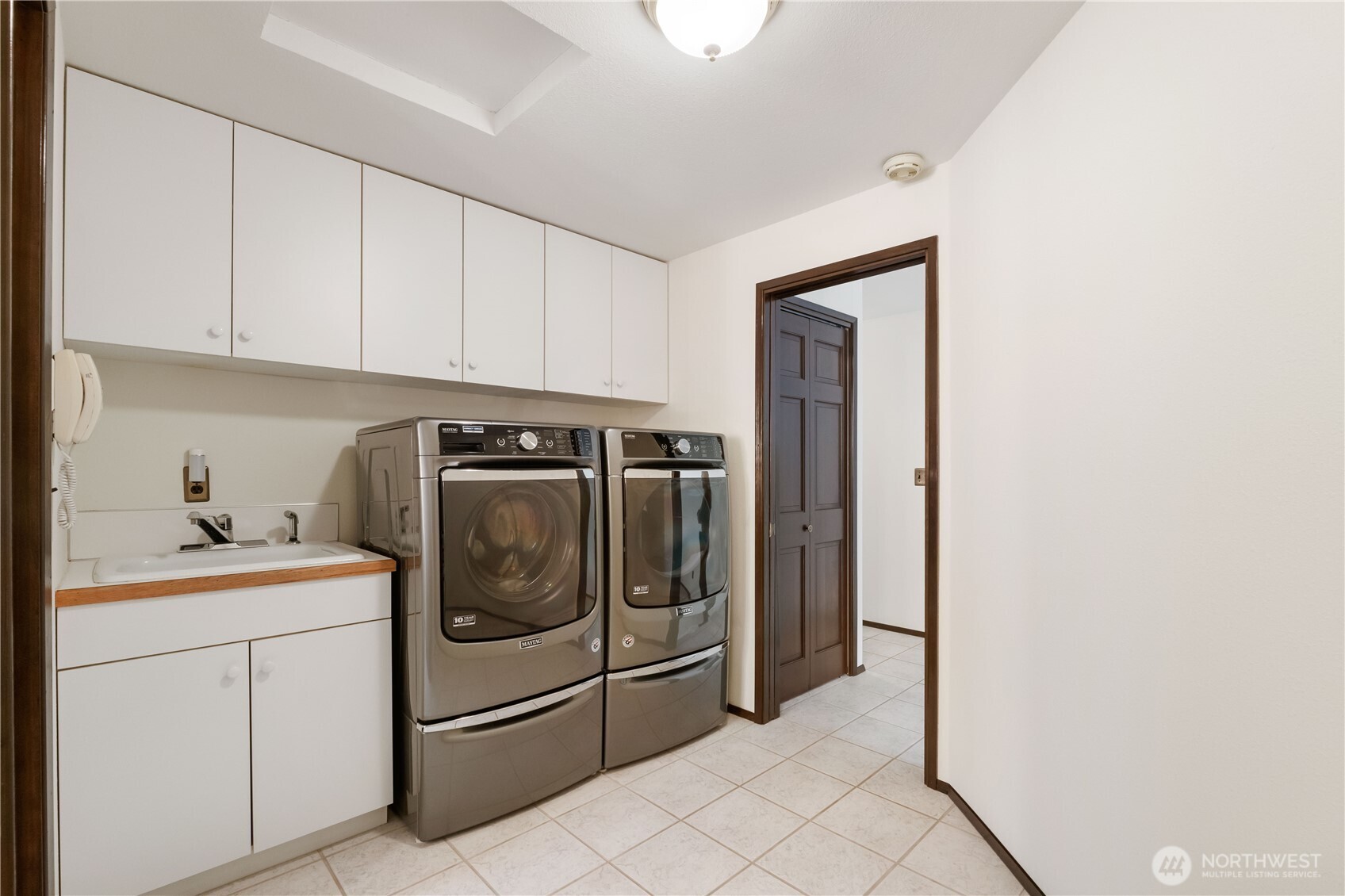 36607 9th Avenue Southwest Federal Way, WA 98023 - Photo 32 of 40 a utility room with dryer and washer