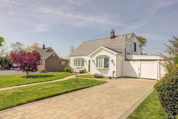$765,000 | 12 Crescent Lane, Levittown, NY 11756
