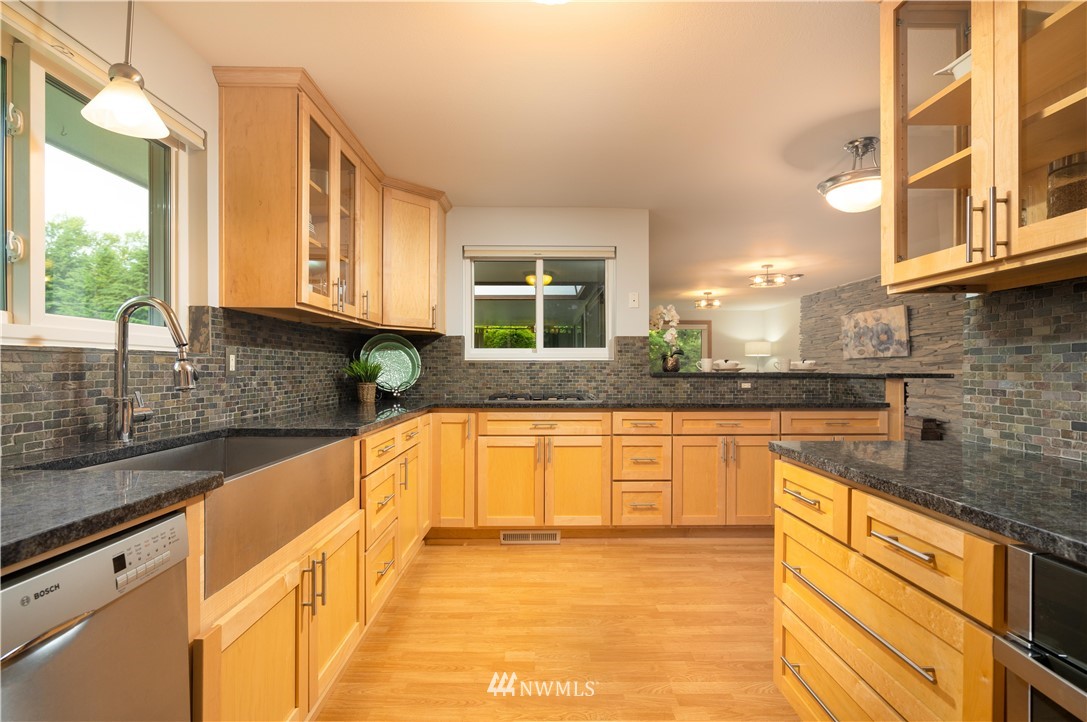 9332 Northeast 175th Street Bothell, WA 98011 - Photo 8 of 34 Gallery Image 8