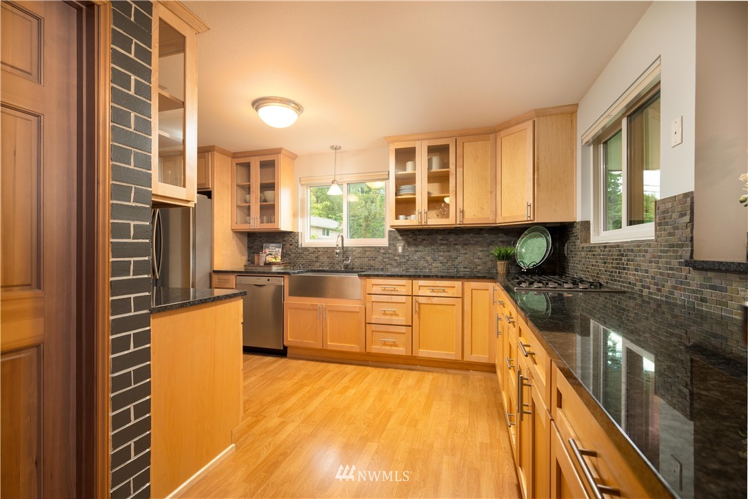 9332 Northeast 175th Street Bothell, WA 98011 - Photo 9 of 34 Gallery Image 9