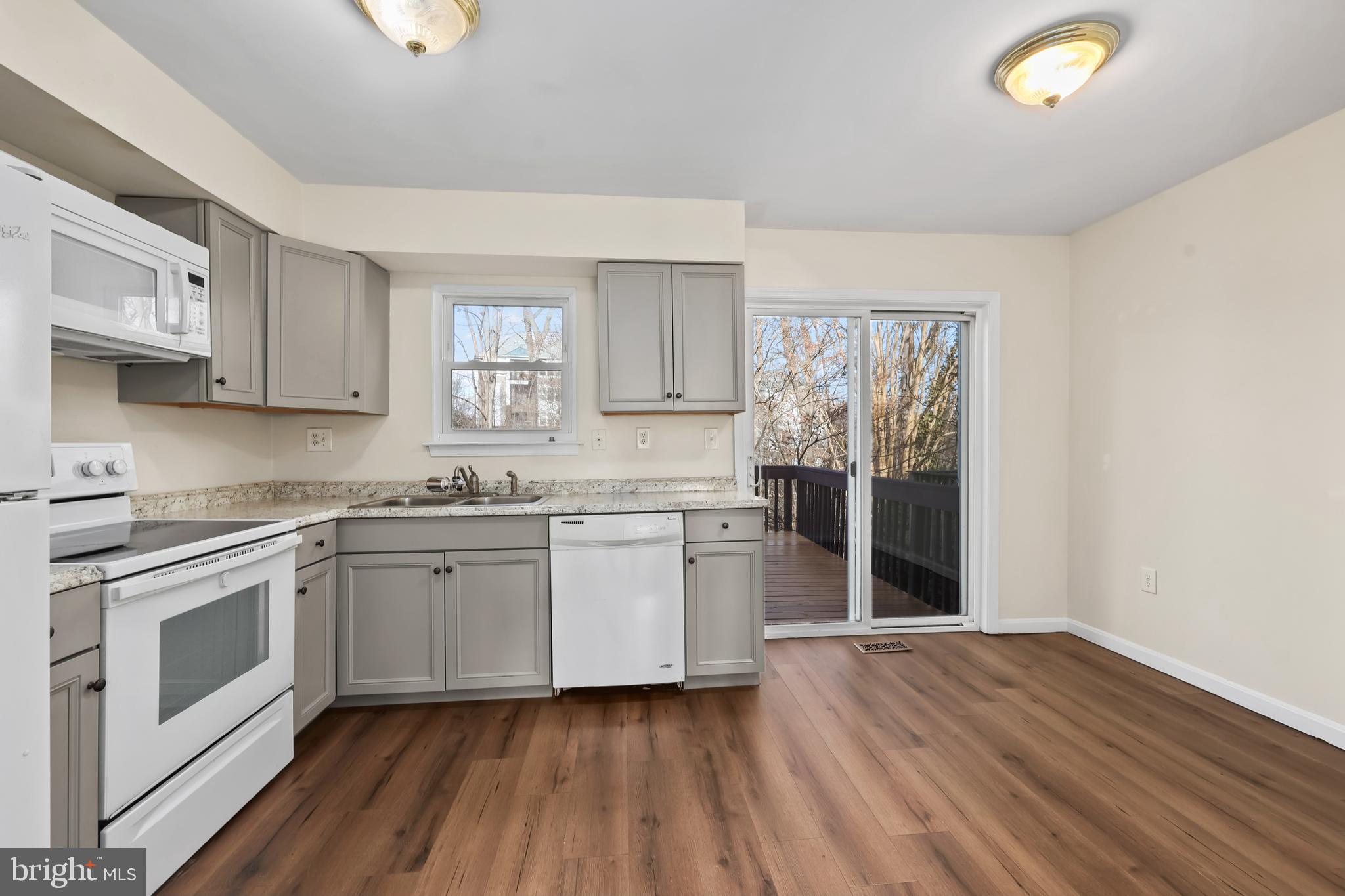15372 Gunsmith Terrace Woodbridge, VA 22191 - Photo 7 of 37 a kitchen with granite countertop white cabinets and white appliances