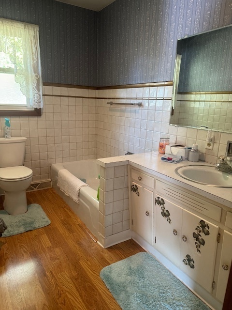 1518 Sharon Road Streator, IL 61364 - Photo 17 of 37 a bathroom with a sink toilet and tub