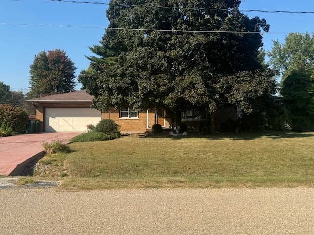 1518 Sharon Road Streator, IL 61364 - Photo 3 of 37 a view of a yard