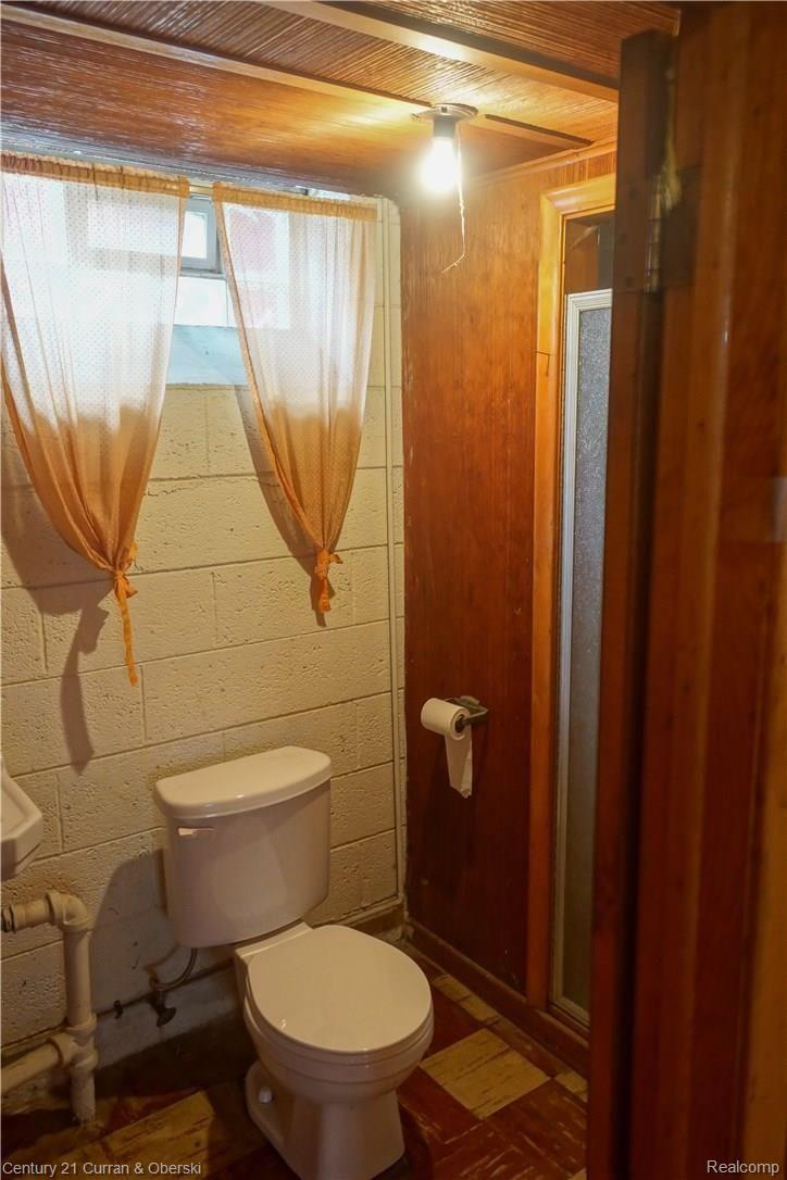 7644 Miller Road Dearborn, MI 48126 - Photo 30 of 33 39 - basement - bathroom (1).jpg