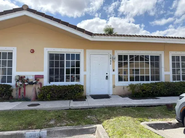 $2,000 | 3842 Southwest 48th Avenue, Hollywood, FL 33023