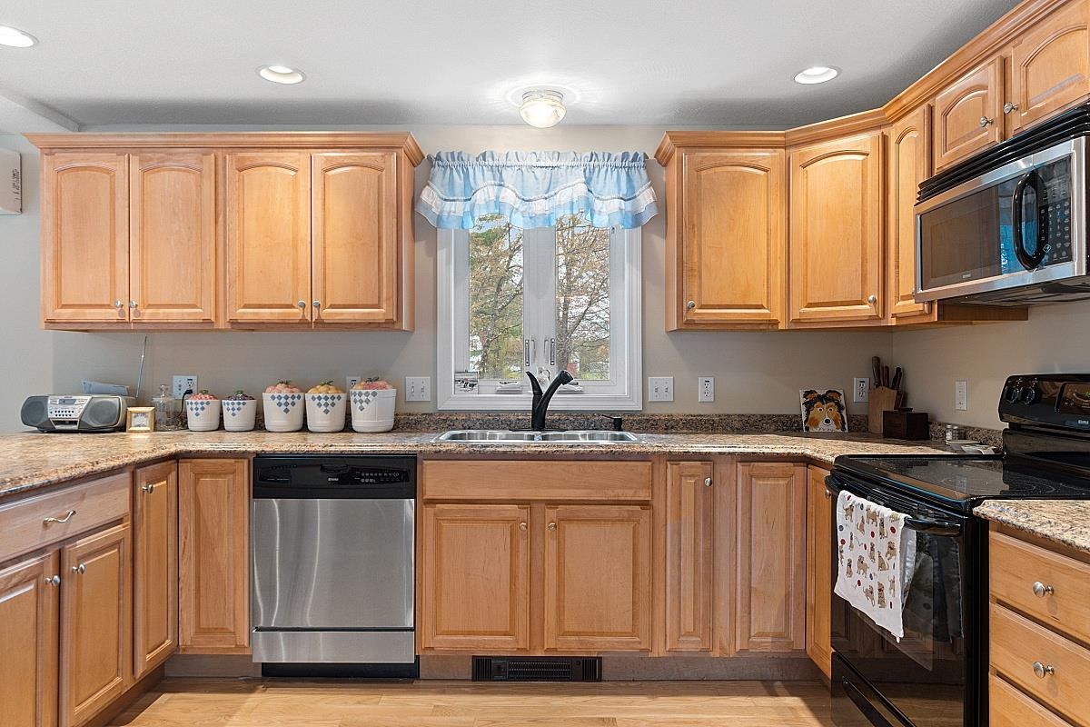 44 Hazen Road Bedford, NH 03110 - Photo 11 of 36 Gallery Image 11