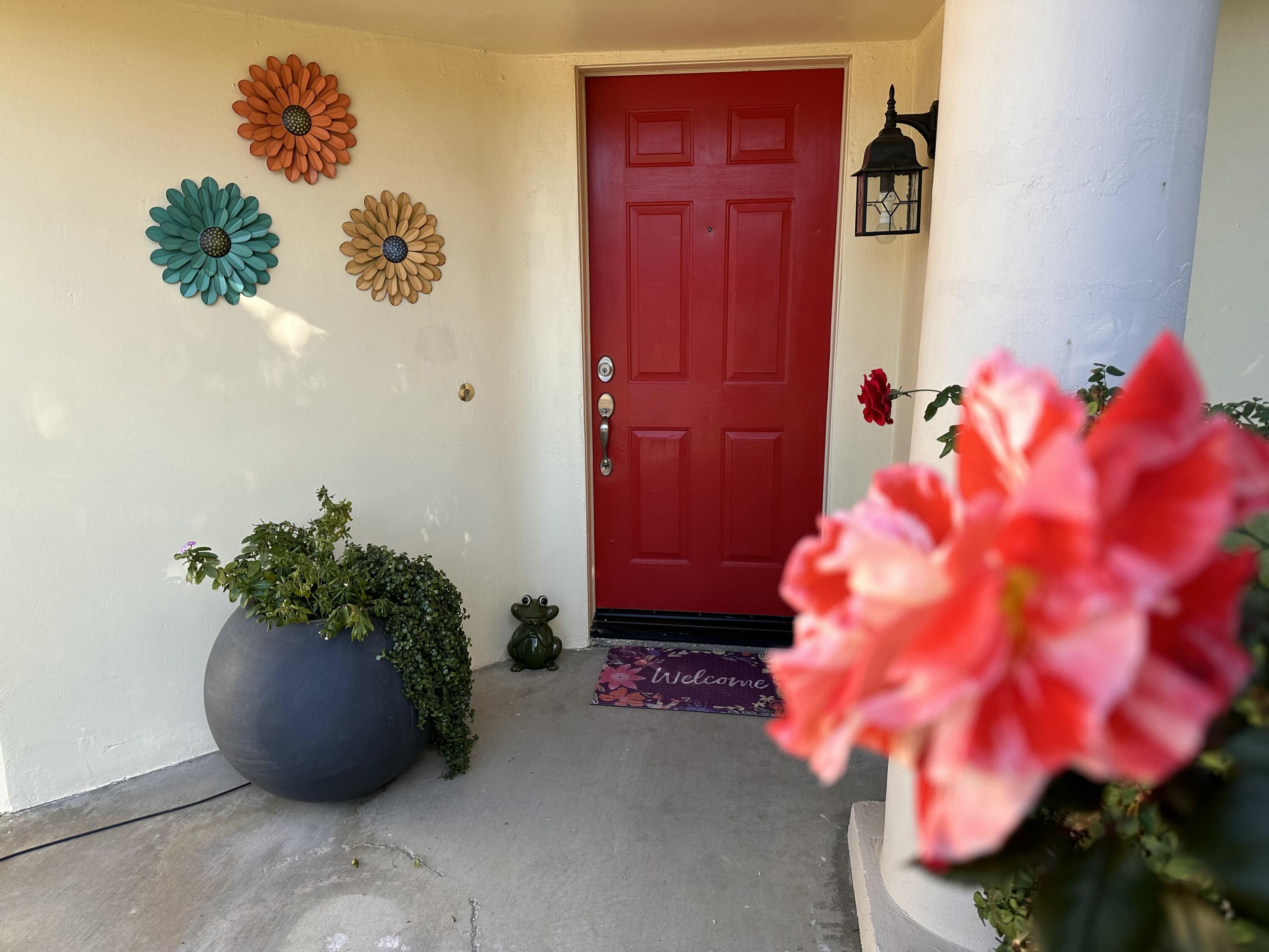 43622 Warner Trail Palm Desert, CA 92211 - Photo 10 of 51 a vase of flowers sitting on a floor