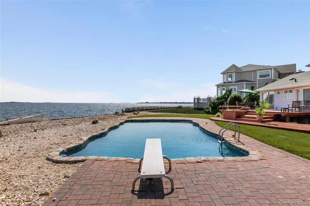 $1,450,000 | 167 Secatogue Lane West, West Islip, NY 11795