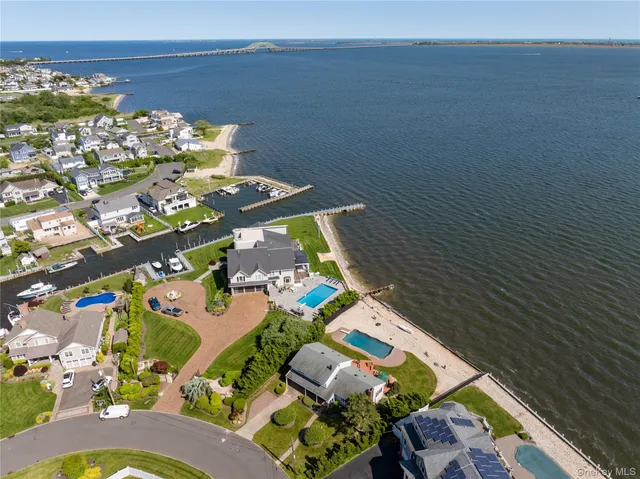 $1,450,000 | 167 Secatogue Lane West, West Islip, NY 11795