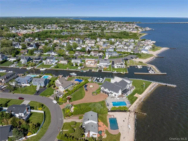 $1,450,000 | 167 Secatogue Lane West, West Islip, NY 11795