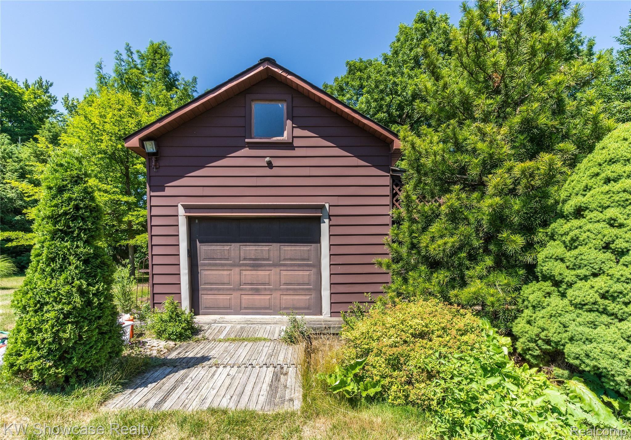 1526 Merry Road Waterford, MI 48328 - Photo 66 of 66 Exteriors (9 of 12).jpg