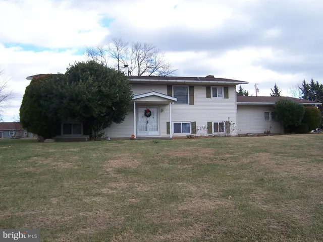 a view of a house with a backyard