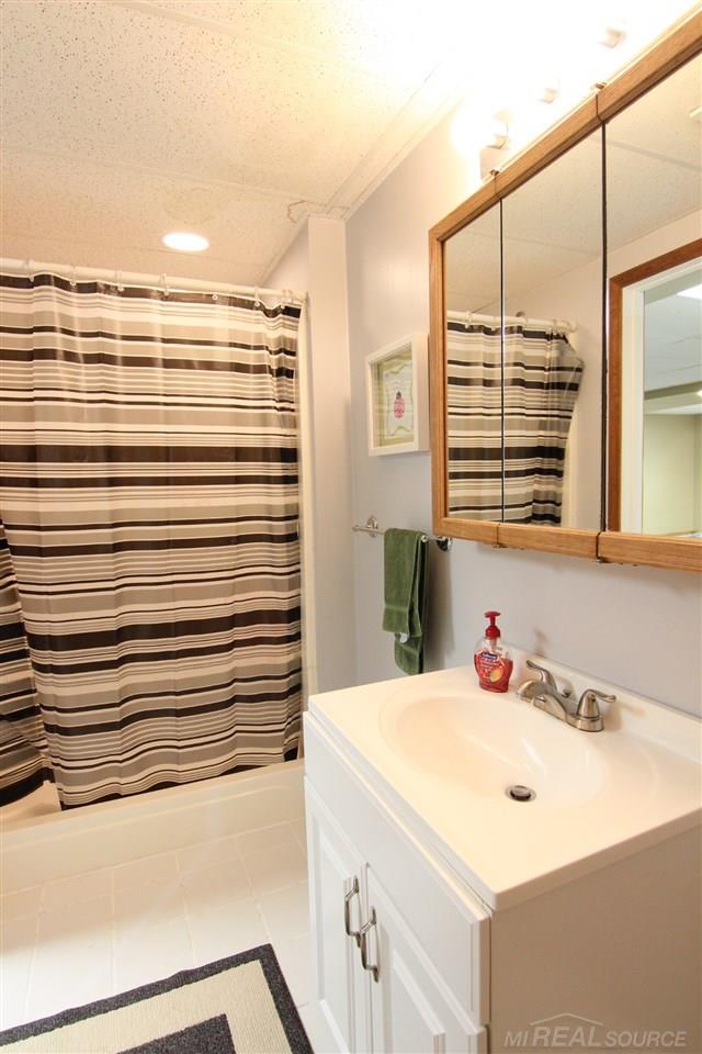 3033 West Kilburn Rochester, MI 48306 - Photo 35 of 44 31319102-34.JPG