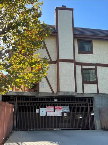 a view of entryway with a small yard
