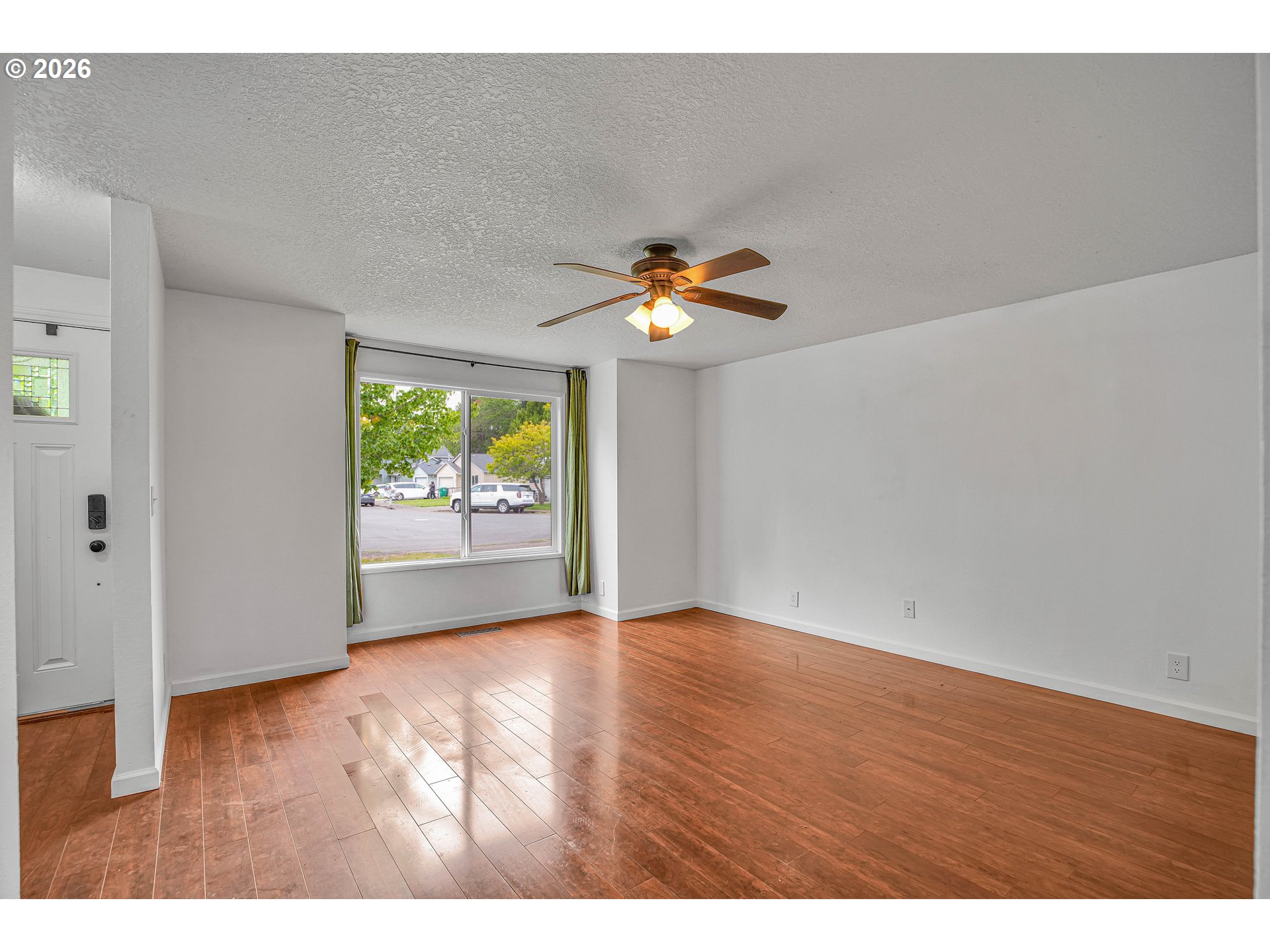 940 Southwest 178th Place Beaverton, OR 97003 - Photo 5 of 29 Living Room/Entrance