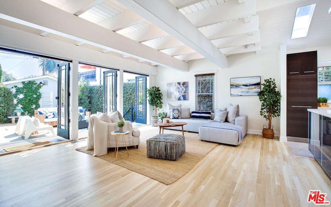 754 Palms Boulevard Venice, CA 90291 - Photo 14 of 45 a living room with furniture and a flat screen tv