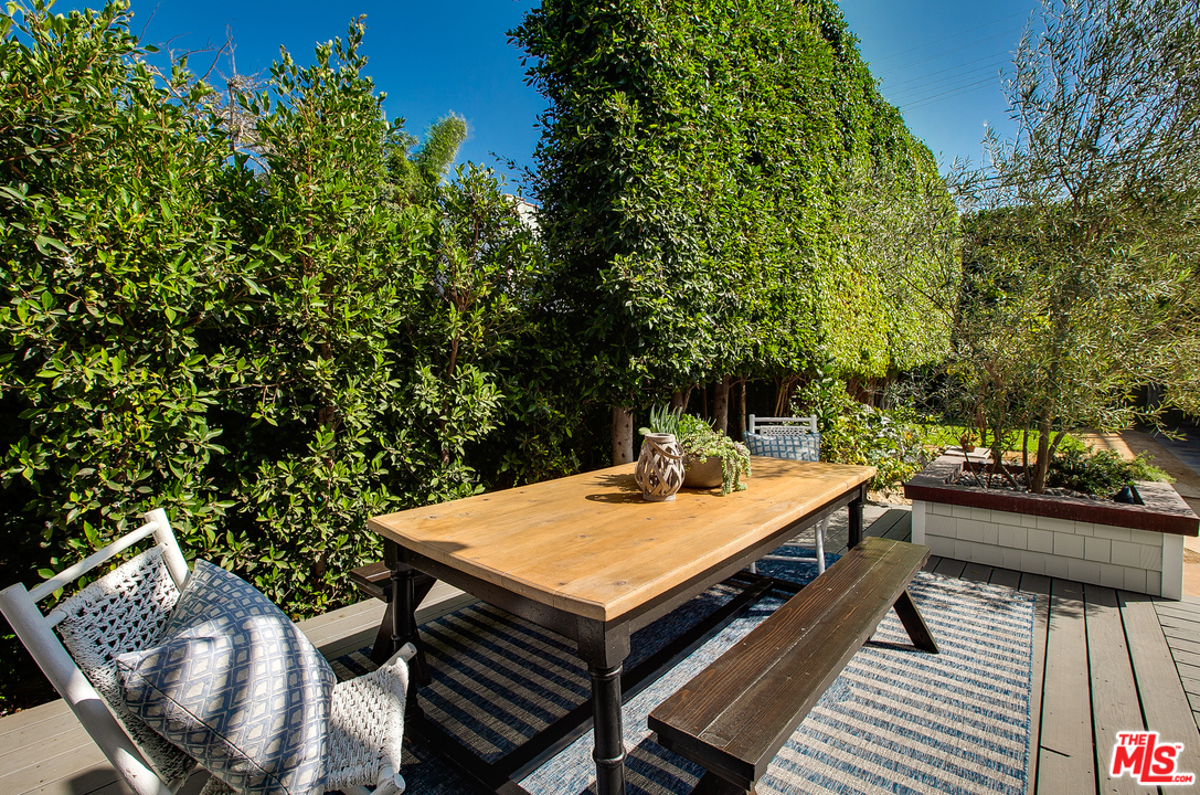 754 Palms Boulevard Venice, CA 90291 - Photo 18 of 45 a view of a backyard with sitting area