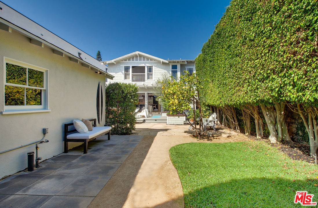 754 Palms Boulevard Venice, CA 90291 - Photo 20 of 45 a view of a house with backyard sitting area and garden