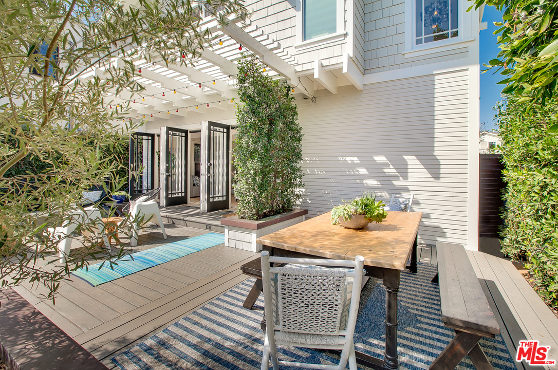 754 Palms Boulevard Venice, CA 90291 - Photo 22 of 45 a view of a patio with table and chairs and potted plants
