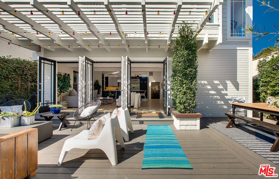 754 Palms Boulevard Venice, CA 90291 - Photo 23 of 45 a view of a living room filled with furniture